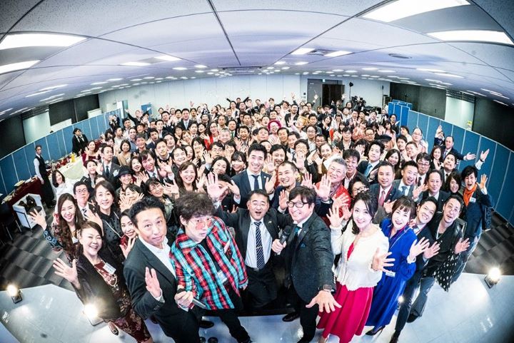 講演に集まった聴衆と近藤太香巳の集合写真
